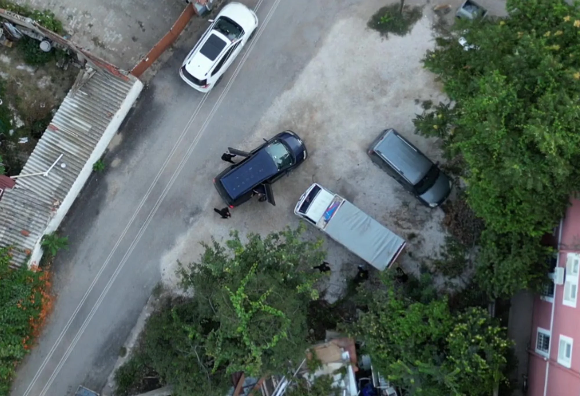 VIP minibüsle göçmen kaçaklığına dronlu takip; 3 tutuklama VIP minibüsle göçmen kaçaklığına dronlu takip; 3 tutuklama