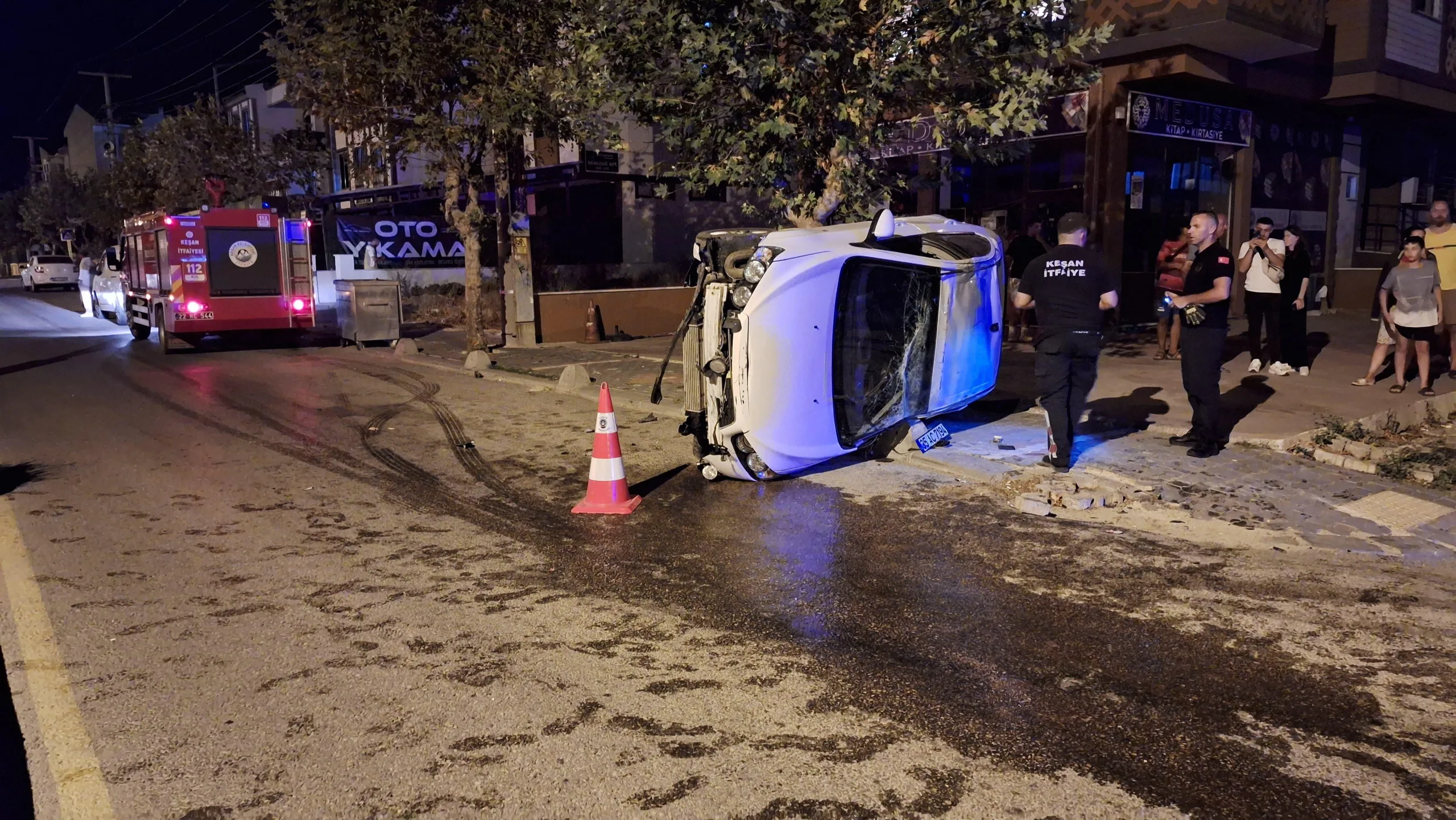 Yola akan su kazaya neden oldu; 3 yaralı Yola akan su kazaya neden oldu; 3 yaralı