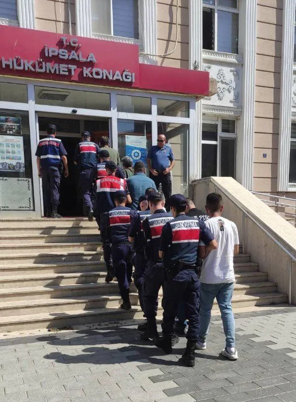 Yunanistan’a kaçmak isterken yakalanan 5’i terör şüphelisi 8 kişi, tutuklandı