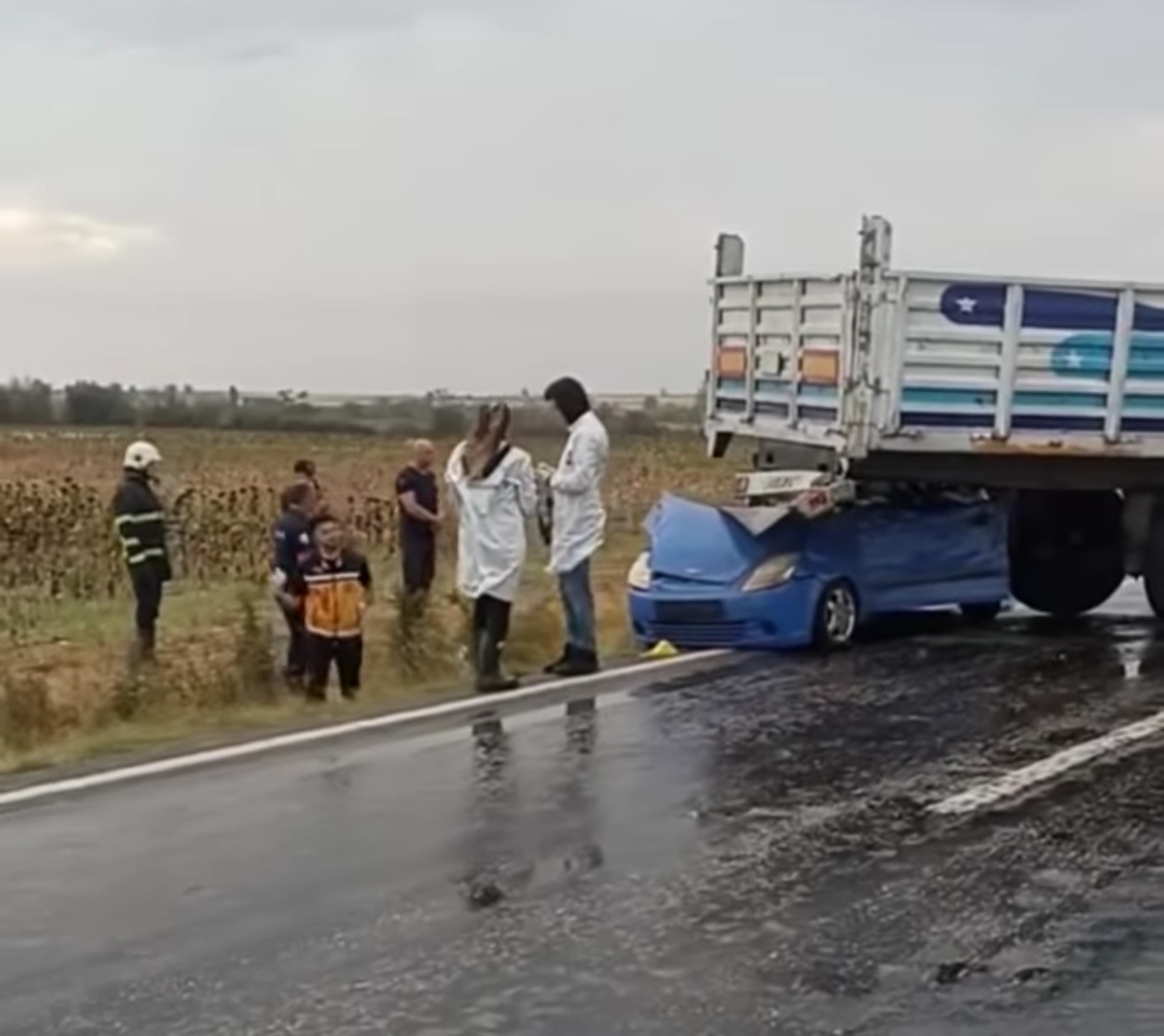 Otomobil TIR’ın Altına Girdi: 1 Ölü! Otomobil TIR’ın Altına Girdi: 1 Ölü!