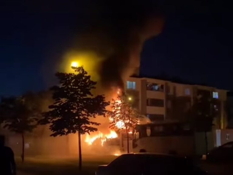 Park Halindeki Otobüs Alev Alev Yandı