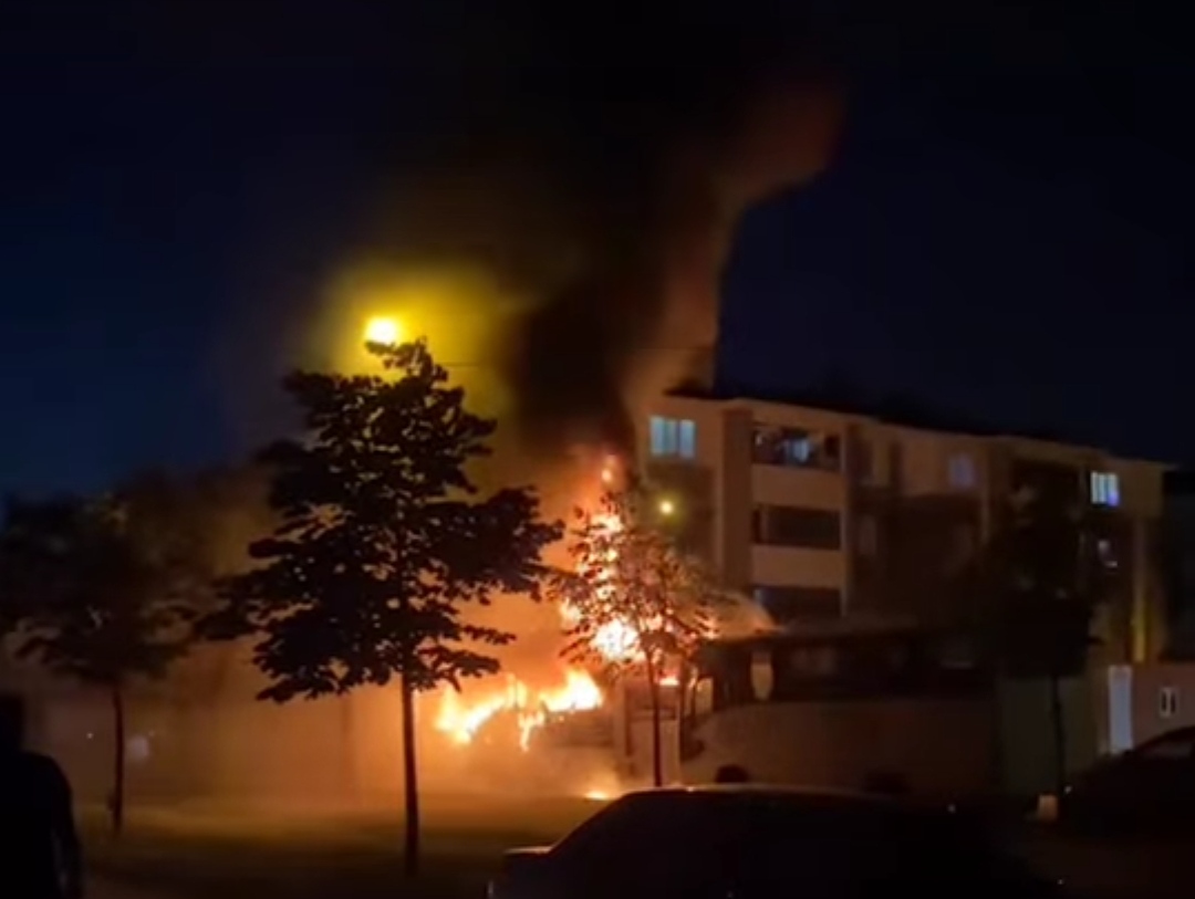 Park Halindeki Otobüs Alev Alev Yandı Park Halindeki Otobüs Alev Alev Yandı