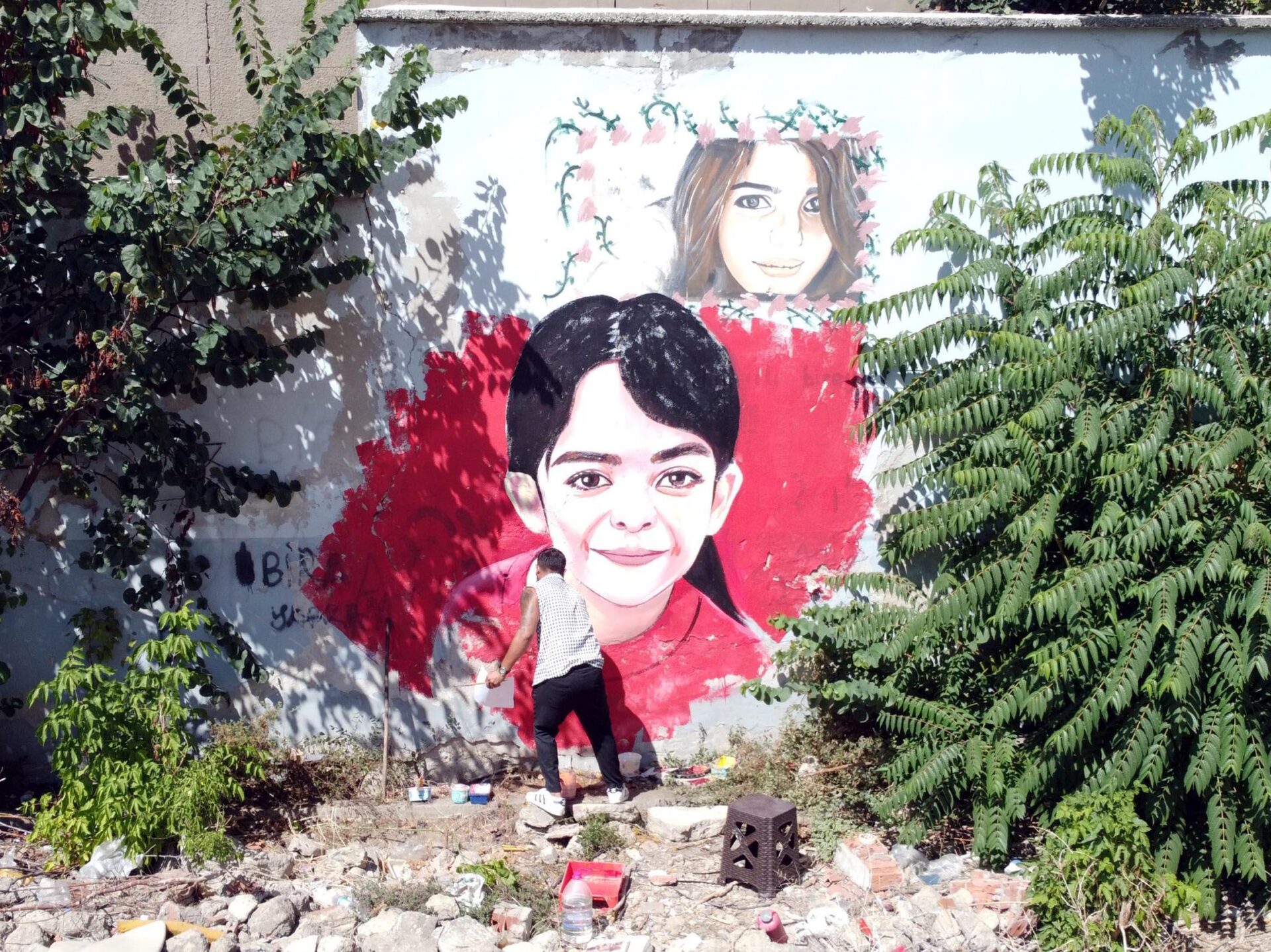 Azeri asıllı ressam, Narin’in resmini duvara çizdi Azeri asıllı ressam, Narin’in resmini duvara çizdi