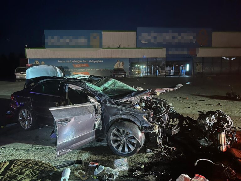 Bariyerlere çarpan otomobilin motoru koptu: 1’i ağır 2 yaralı