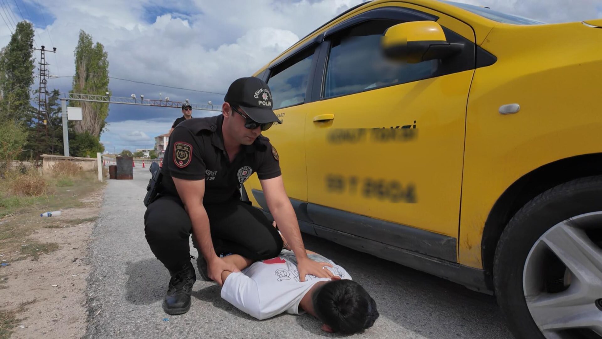 Dereköy Sınır Kapısı yolundaki takside 6 kaçak göçmen yakalandı Dereköy Sınır Kapısı yolundaki takside 6 kaçak göçmen yakalandı