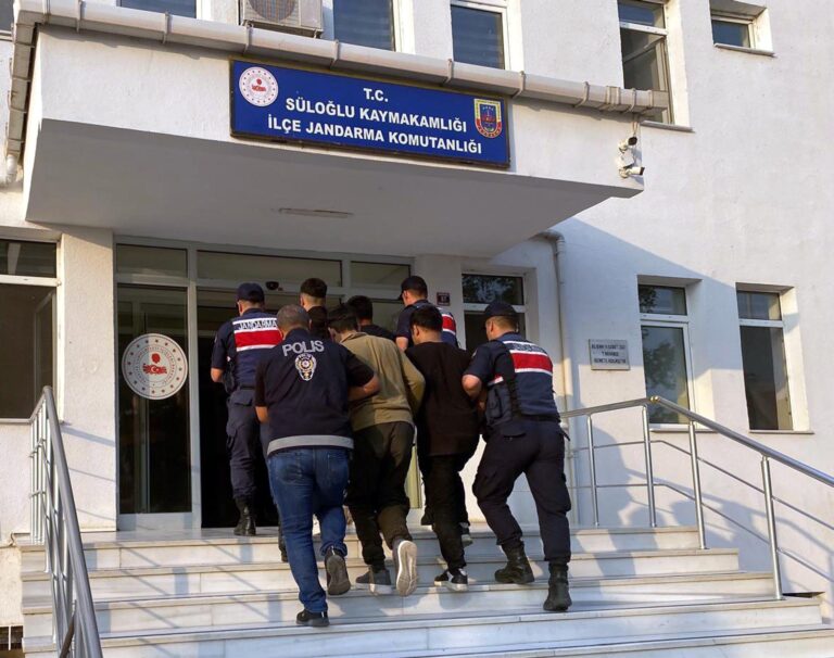 Edirne’de 16 kaçak göçmen ile 2 organizatör şüphelisi yakalandı