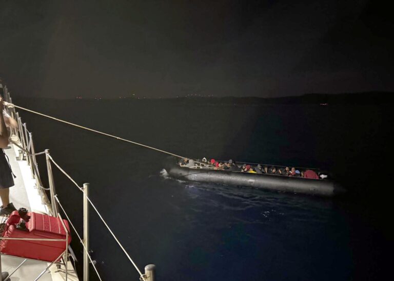Edirne’de, lastik botta 14’ü çocuk 31 kaçak göçmen yakalandı