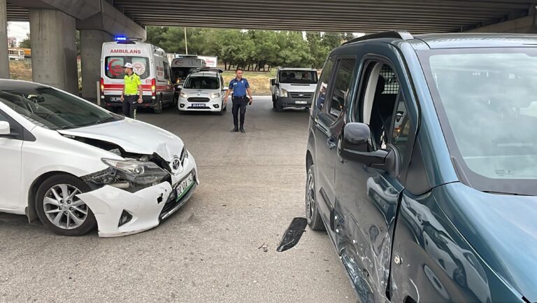 Edirne’de otomobille hafif ticari araç çarpıştı: 2 yaralı
