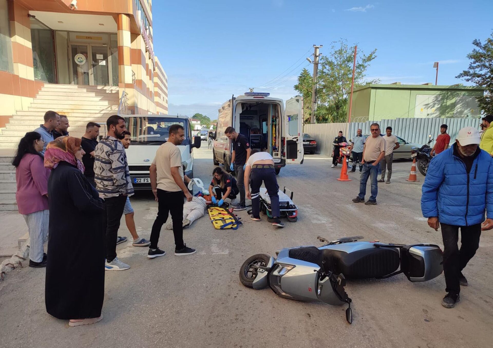 Elektrikli motosiklet yayaya çarptı: 2 yaralı Elektrikli motosiklet yayaya çarptı: 2 yaralı