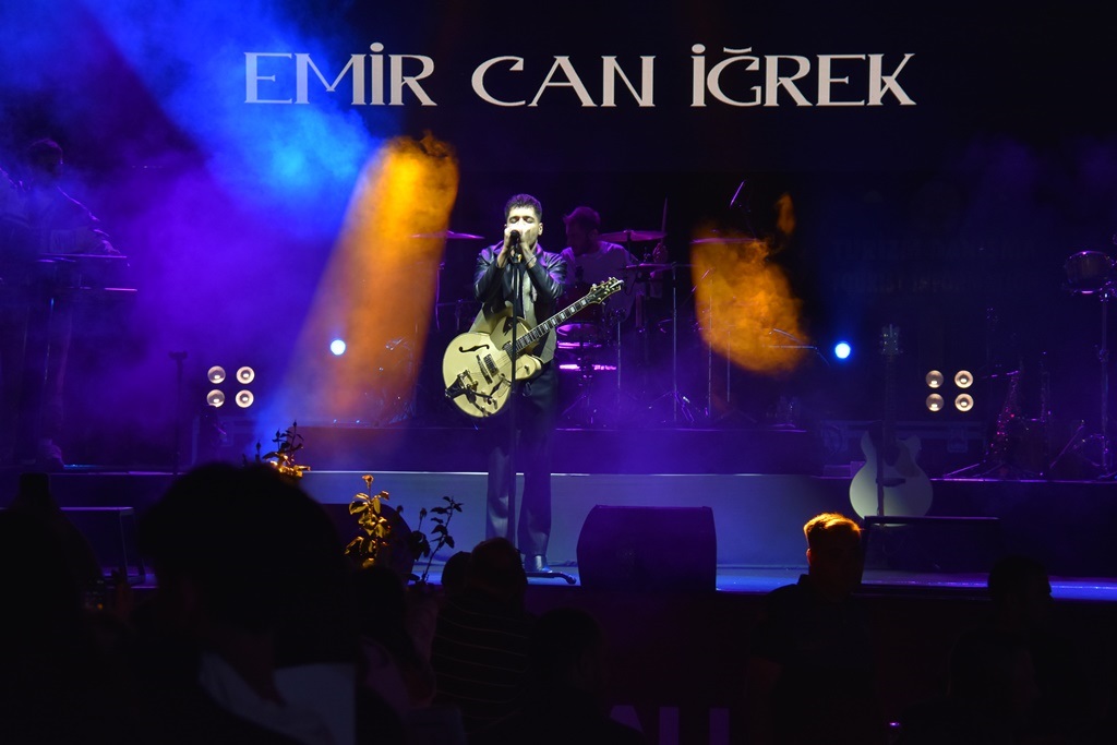 Emir Can İğrek Tekirdağlı Hayranlarıyla Ertelenen Konserde Buluştu Emir Can İğrek Tekirdağlı Hayranlarıyla Ertelenen Konserde Buluştu