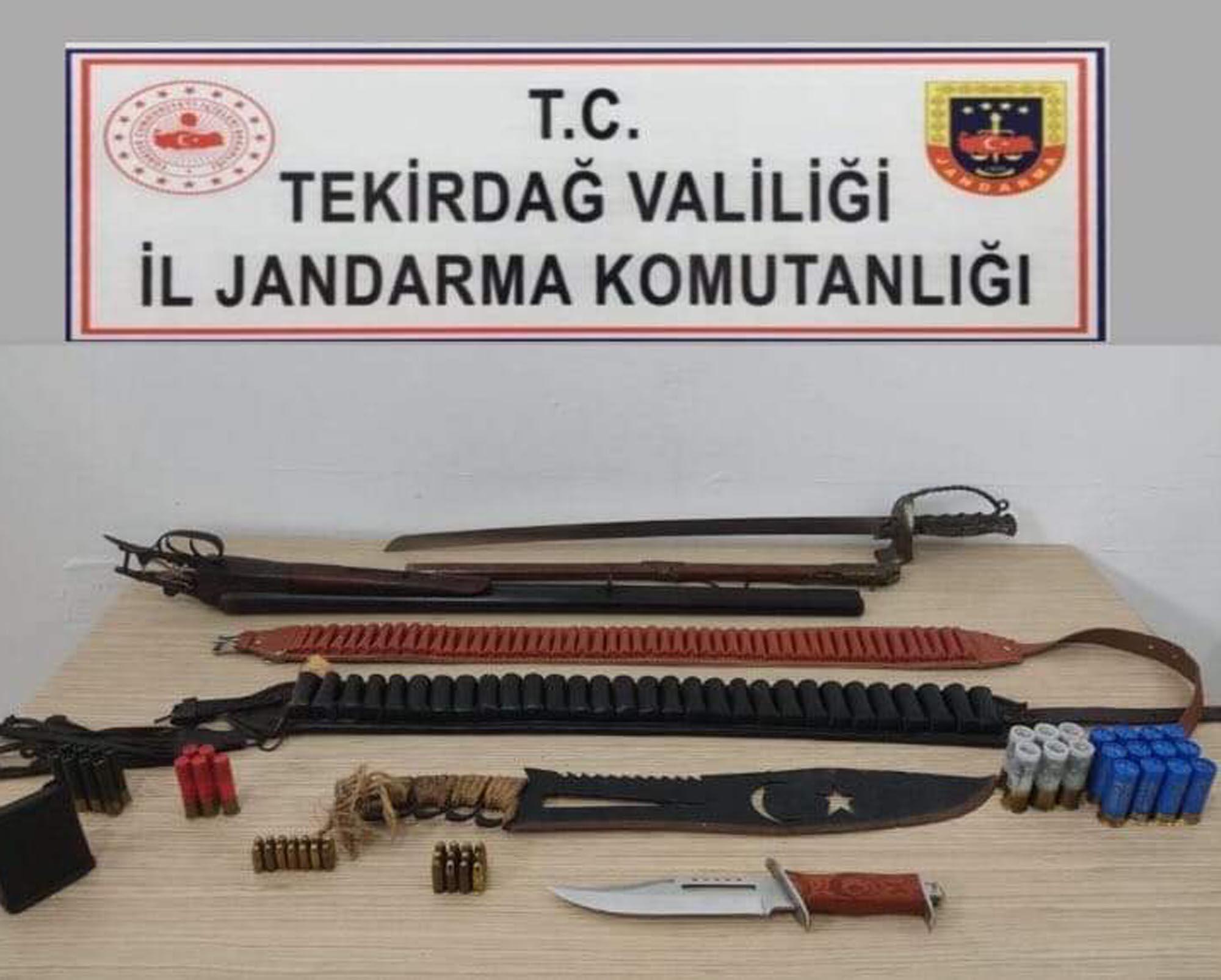 Evinde Kılıç, Kasatura, Pala Bulunan Şüpheli Gözaltında Evinde Kılıç, Kasatura, Pala Bulunan Şüpheli Gözaltında