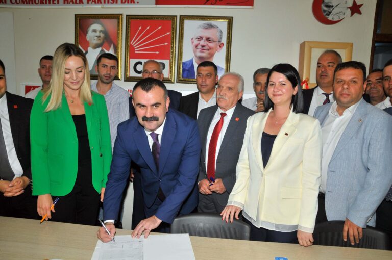 İYİ Parti’den istifa eden Uzunköprü Belediye Başkanı Martin, CHP’ye katıldı