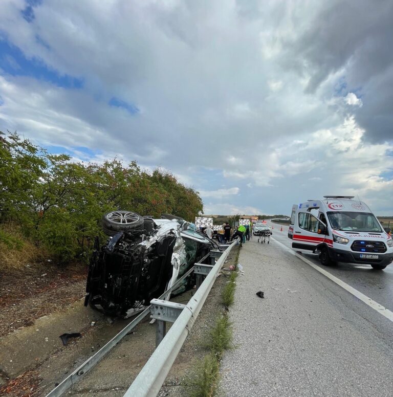 Kırklareli’de bariyere çarpan otomobilde 4 kişi yaralandı
