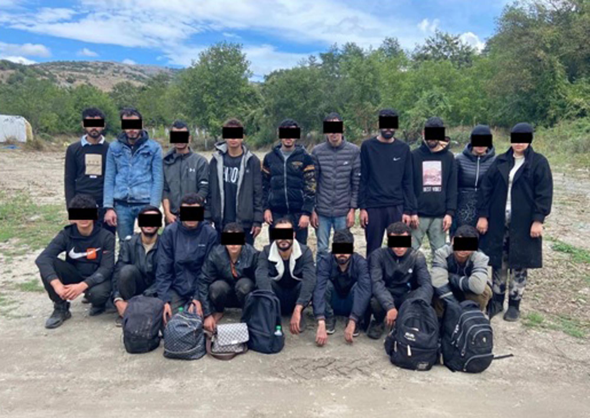 Kırklareli’de minibüste 16 göçmen yakalandı, 3 organizatör tutuklandı (2) Kırklareli’de minibüste 16 göçmen yakalandı, 3 organizatör tutuklandı (2)