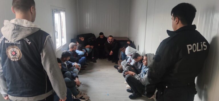 Kırklareli’de minibüste 16 göçmen yakalandı, 3 organizatör tutuklandı