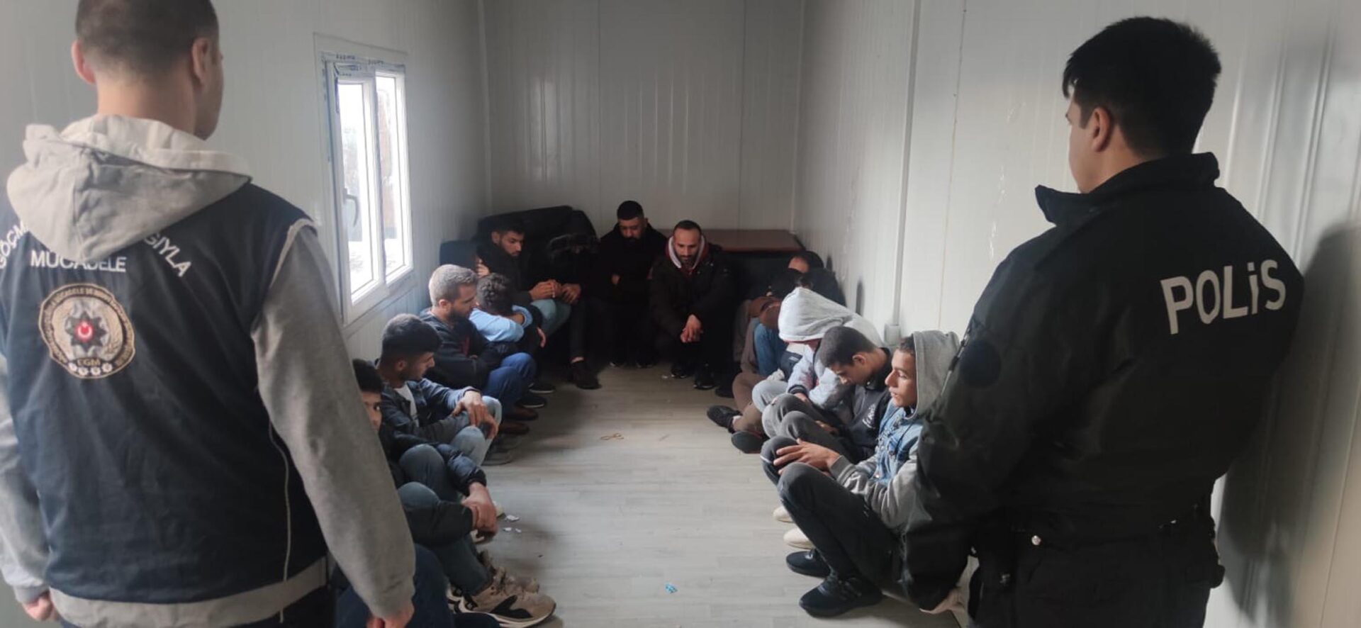 Kırklareli’de minibüste 16 göçmen yakalandı, 3 organizatör tutuklandı Kırklareli’de minibüste 16 göçmen yakalandı, 3 organizatör tutuklandı