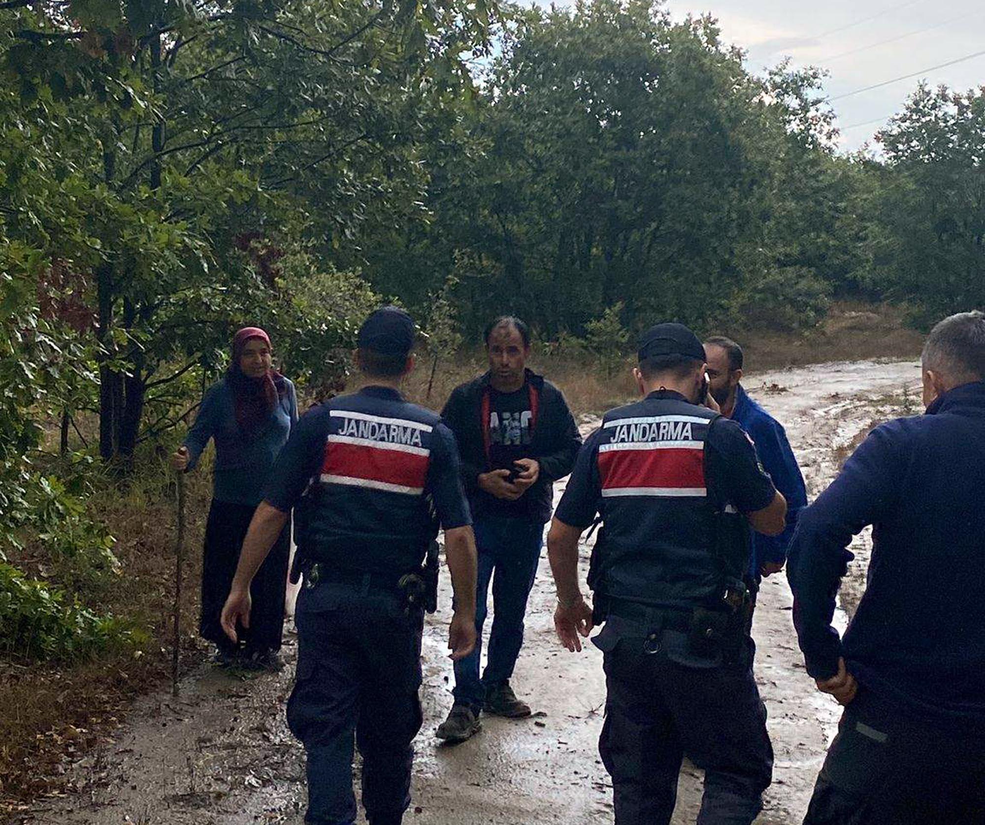 Mantar toplamaya gittikleri ormanda kaybolan çifti, jandarma buldu Mantar toplamaya gittikleri ormanda kaybolan çifti, jandarma buldu