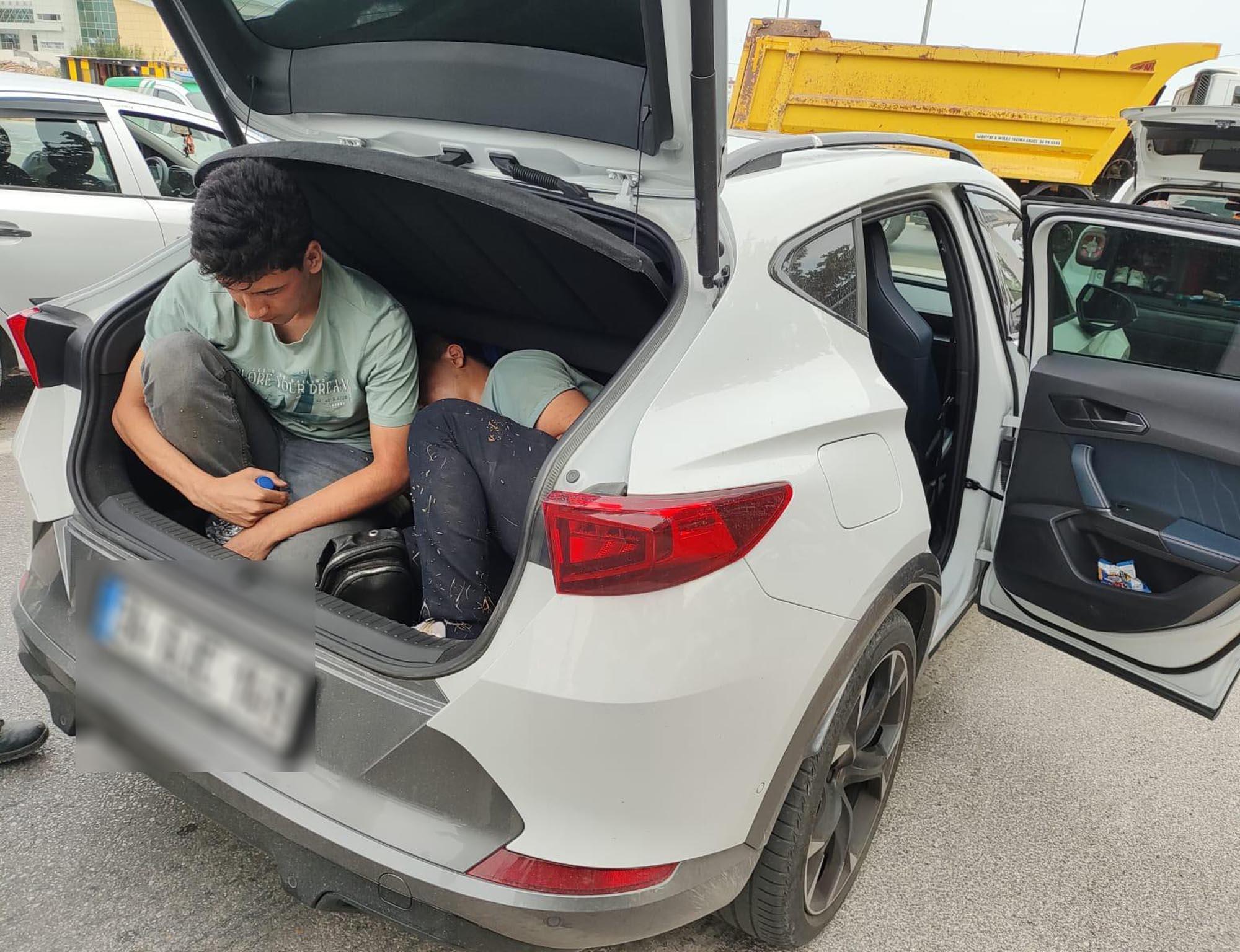 Otomobil bagajı ile minibüste 22 kaçak göçmen yakalandı,1 organizatör tutuklandı Otomobil bagajı ile minibüste 22 kaçak göçmen yakalandı,1 organizatör tutuklandı