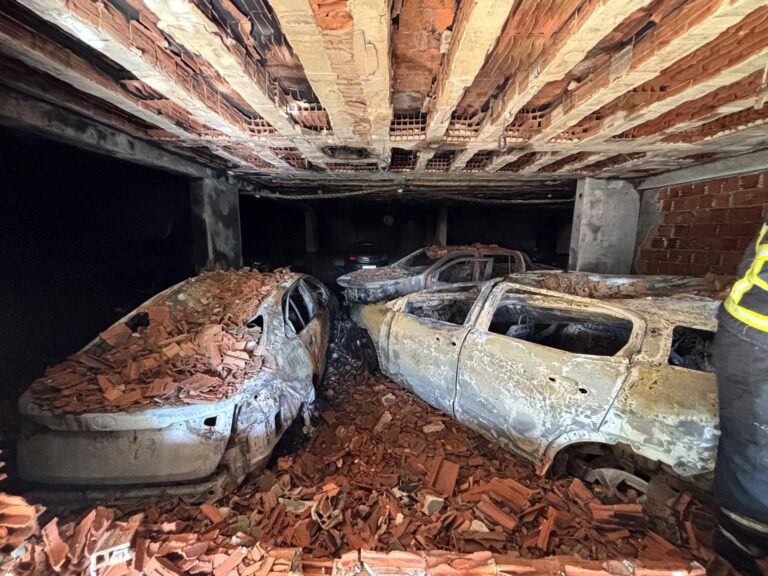 Otoparkta Duvara Çarpan Otomobil Alev Aldı: 1 Ölü