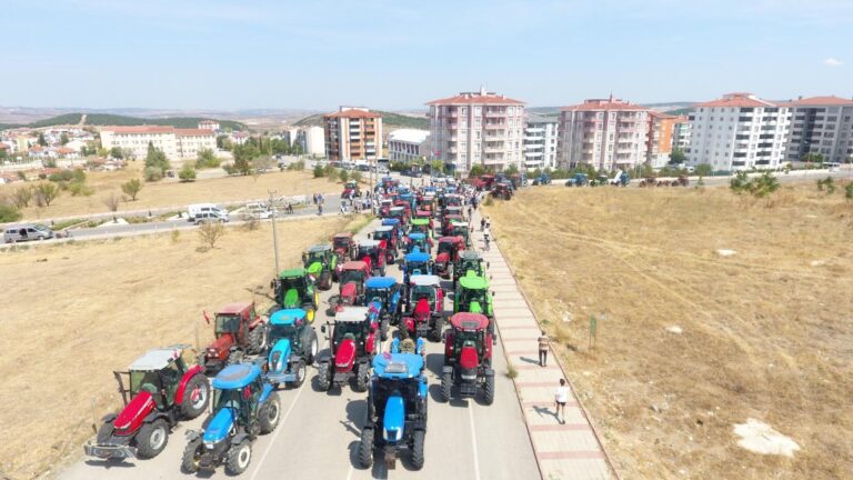 Polis, izinsiz çiftçi eylemi için ilçe merkezine giren traktörleri durdurdu/ Ek fotoğraflar