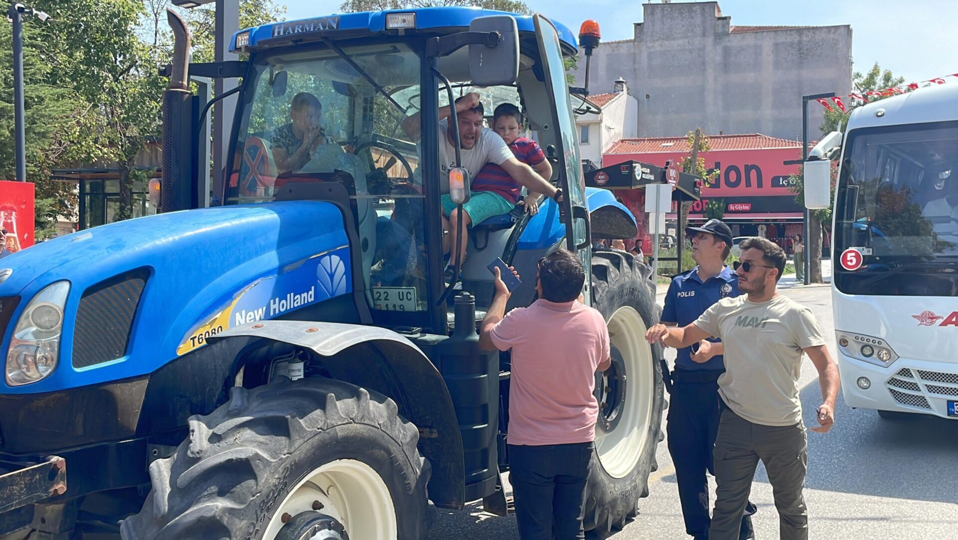 Polis, izinsiz çiftçi eylemi için ilçe merkezine giren traktörleri durdurdu Polis, izinsiz çiftçi eylemi için ilçe merkezine giren traktörleri durdurdu