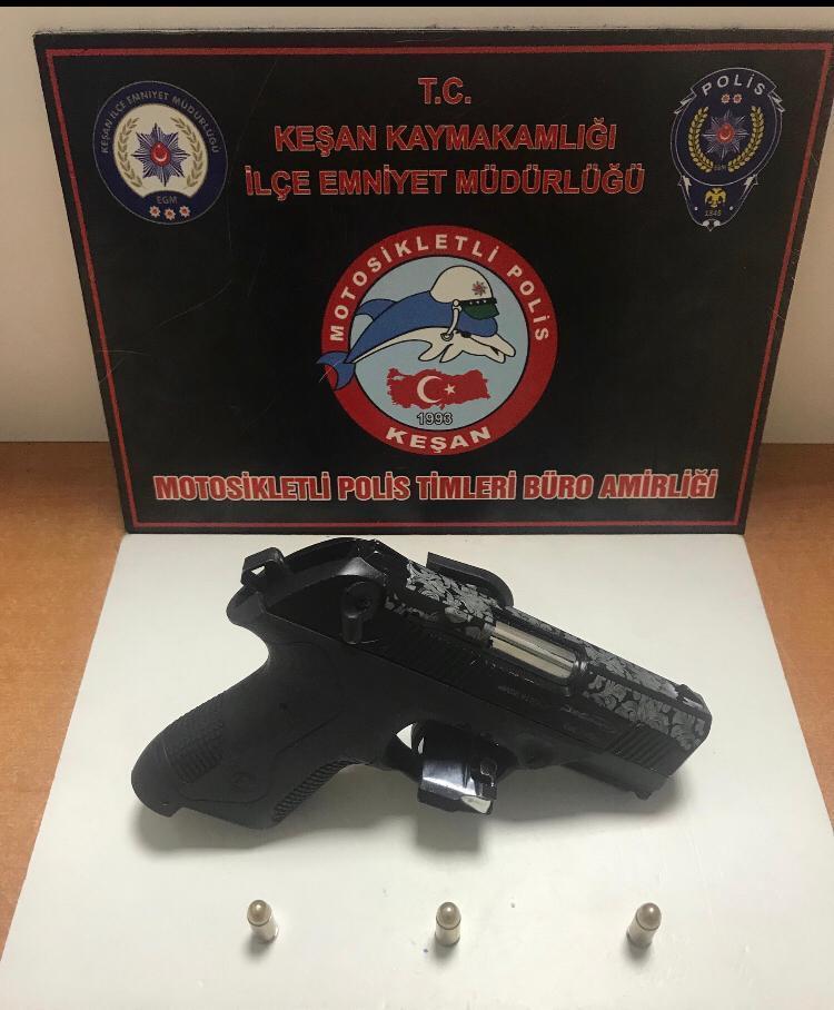 Polis kovalamacası sonucu üzerinde ruhsatsız tabancayla yakalandı