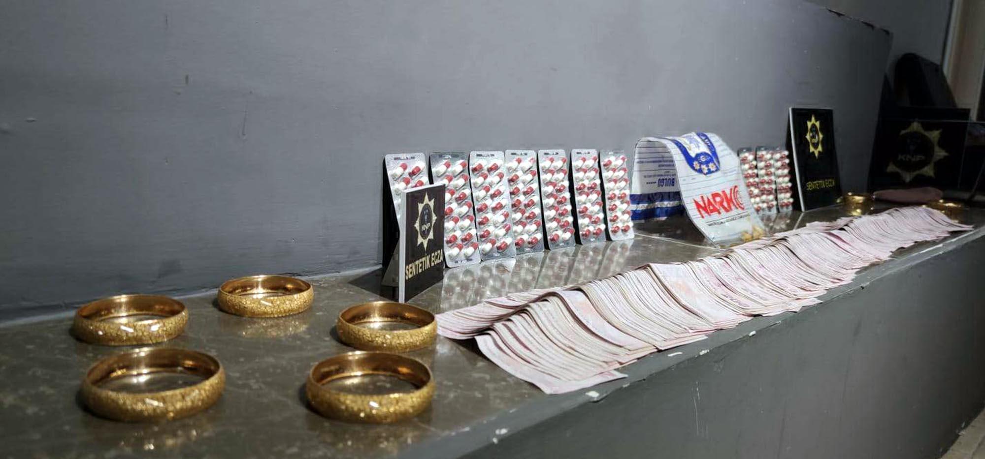 Polisin uyuşturucuyu tuvaletten çıkardığı operasyonda 5 tutuklama Polisin uyuşturucuyu tuvaletten çıkardığı operasyonda 5 tutuklama