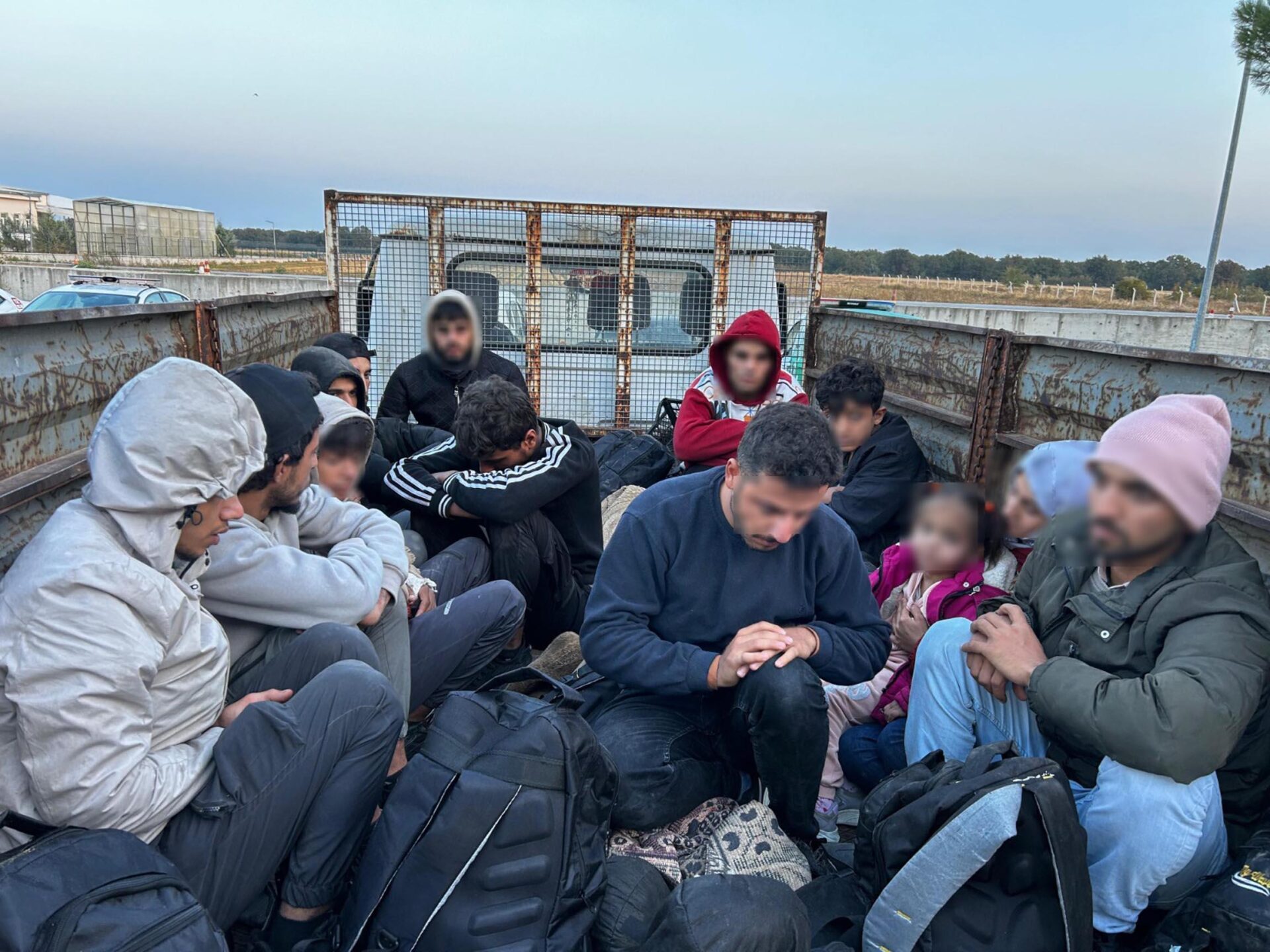 Polisten kaçan sürücünün kamyonetinde 13 kaçak göçmen yakalandı; 2 organizatör tutuklandı Polisten kaçan sürücünün kamyonetinde 13 kaçak göçmen yakalandı; 2 organizatör tutuklandı