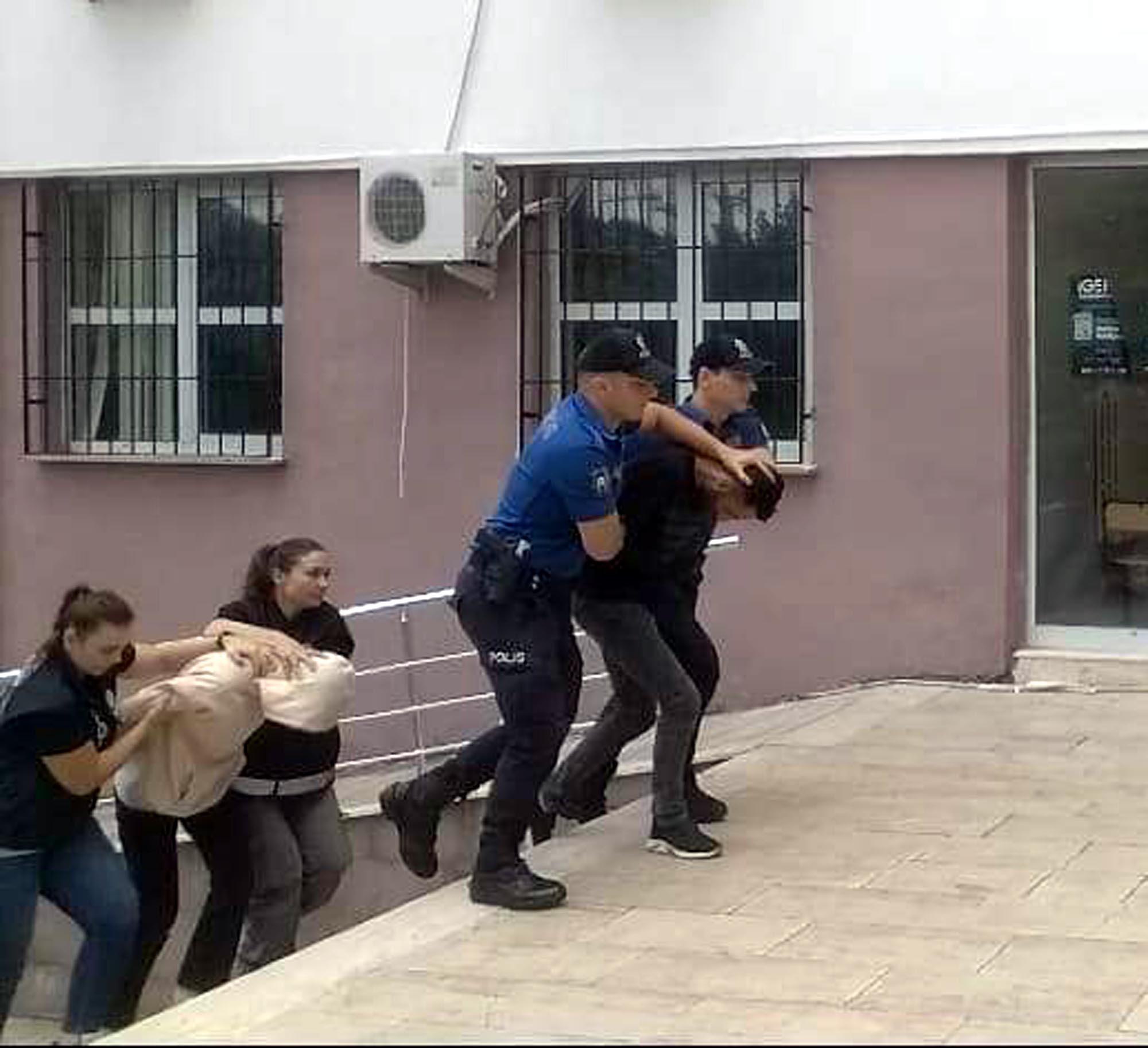 Şarköy’de evlerinde uyuşturucu bulunan 2 şüpheli tutuklandı Şarköy’de evlerinde uyuşturucu bulunan 2 şüpheli tutuklandı