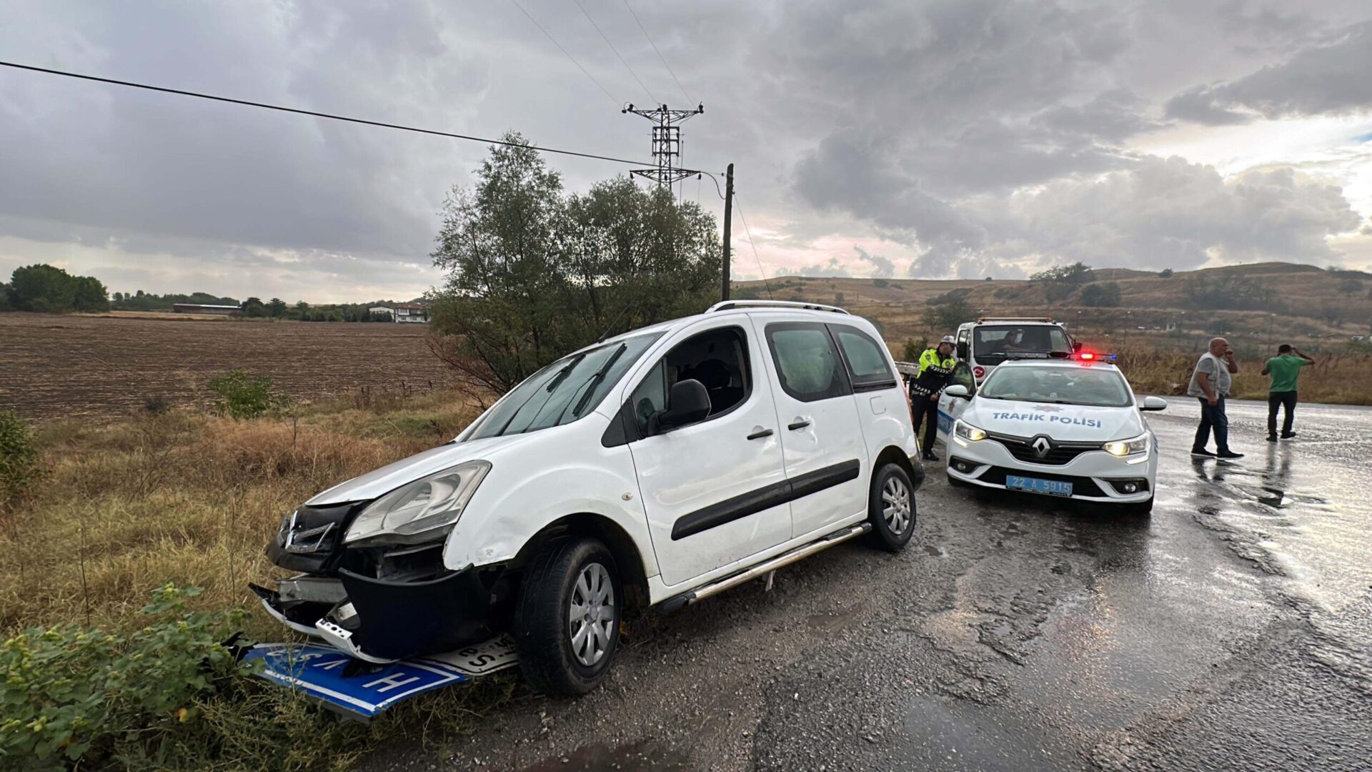 Sürücüsünün kaçarken kaza yaptığı araçta 3 göçmen yakalandı Sürücüsünün kaçarken kaza yaptığı araçta 3 göçmen yakalandı