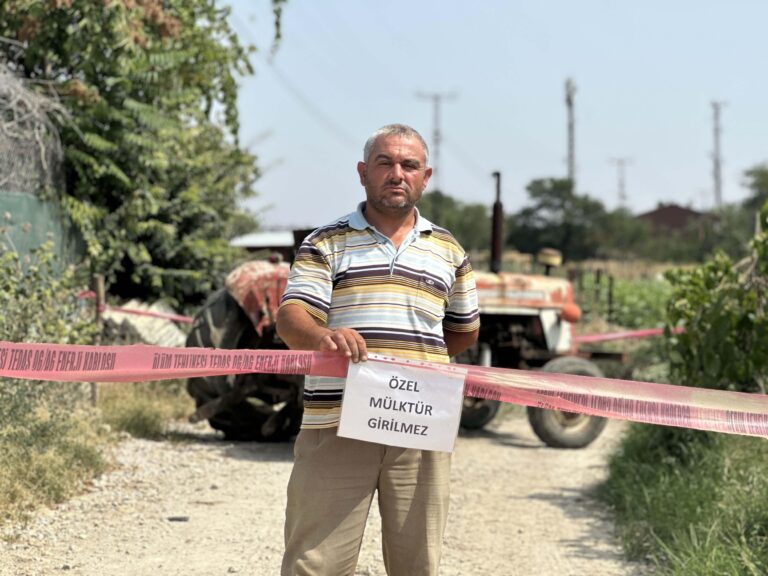 Tapulu arazisindeki yola ‘özel mülk’ yazısı asıp, ulaşıma kapattı