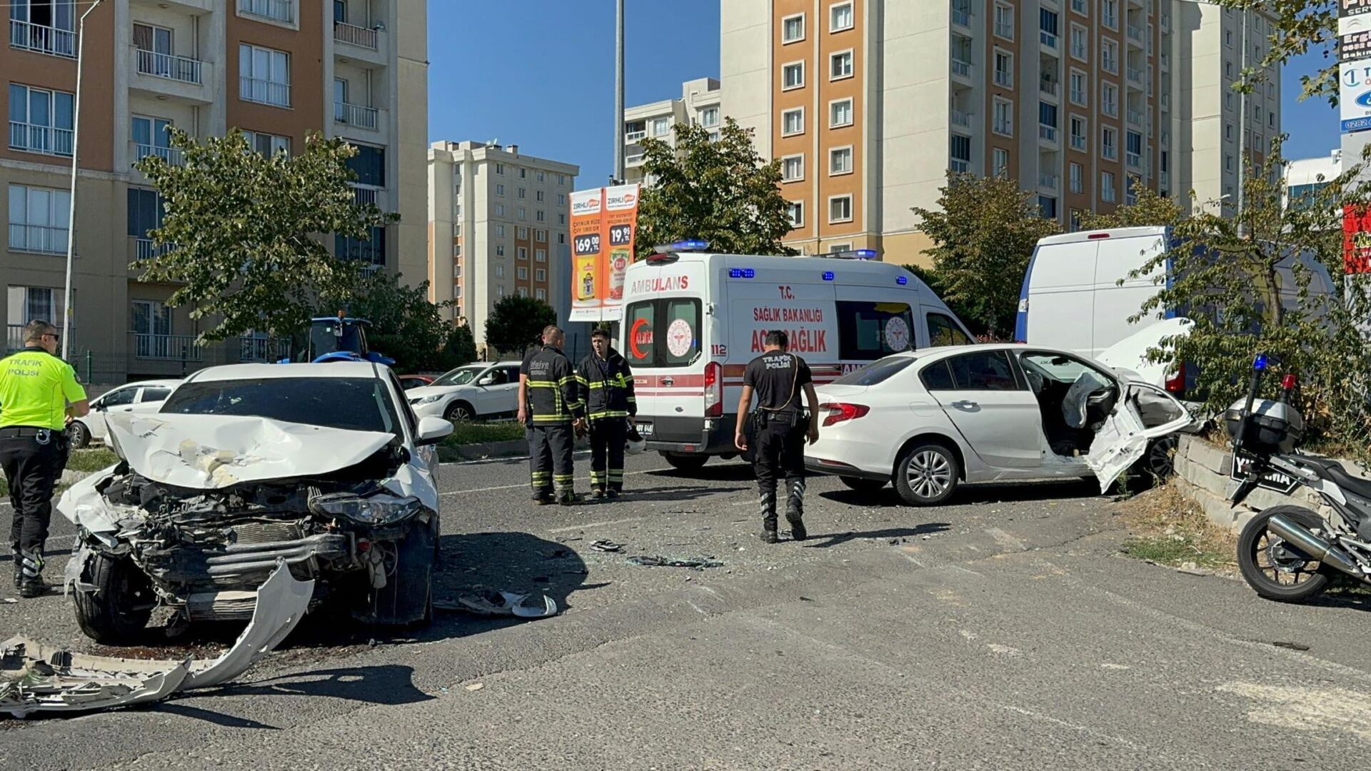 Tekirdağ’da otomobiller çarpıştı; 1’i ağır 3 yaralı Tekirdağ’da otomobiller çarpıştı; 1’i ağır 3 yaralı
