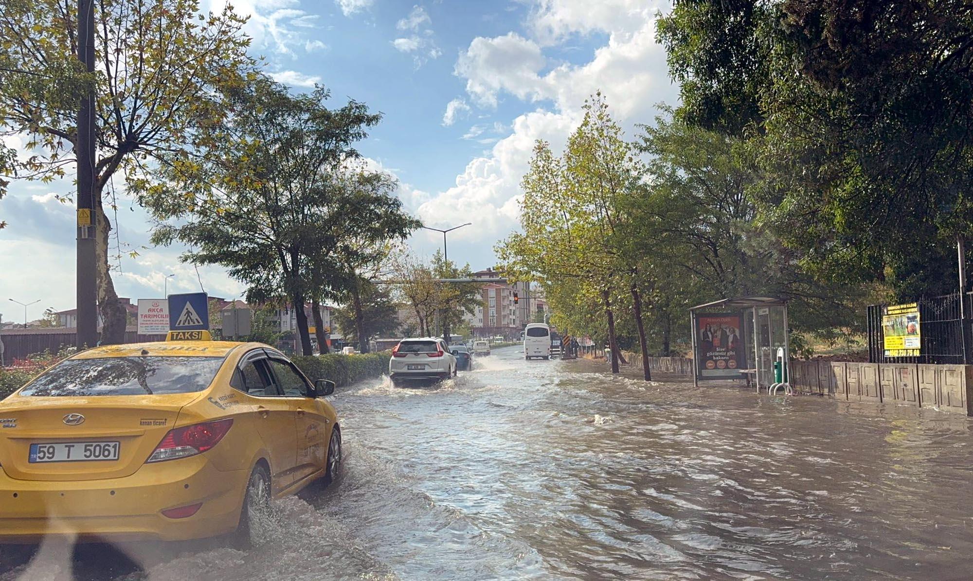 Tekirdağ’da sağanak; yollar göle döndü Tekirdağ’da sağanak; yollar göle döndü
