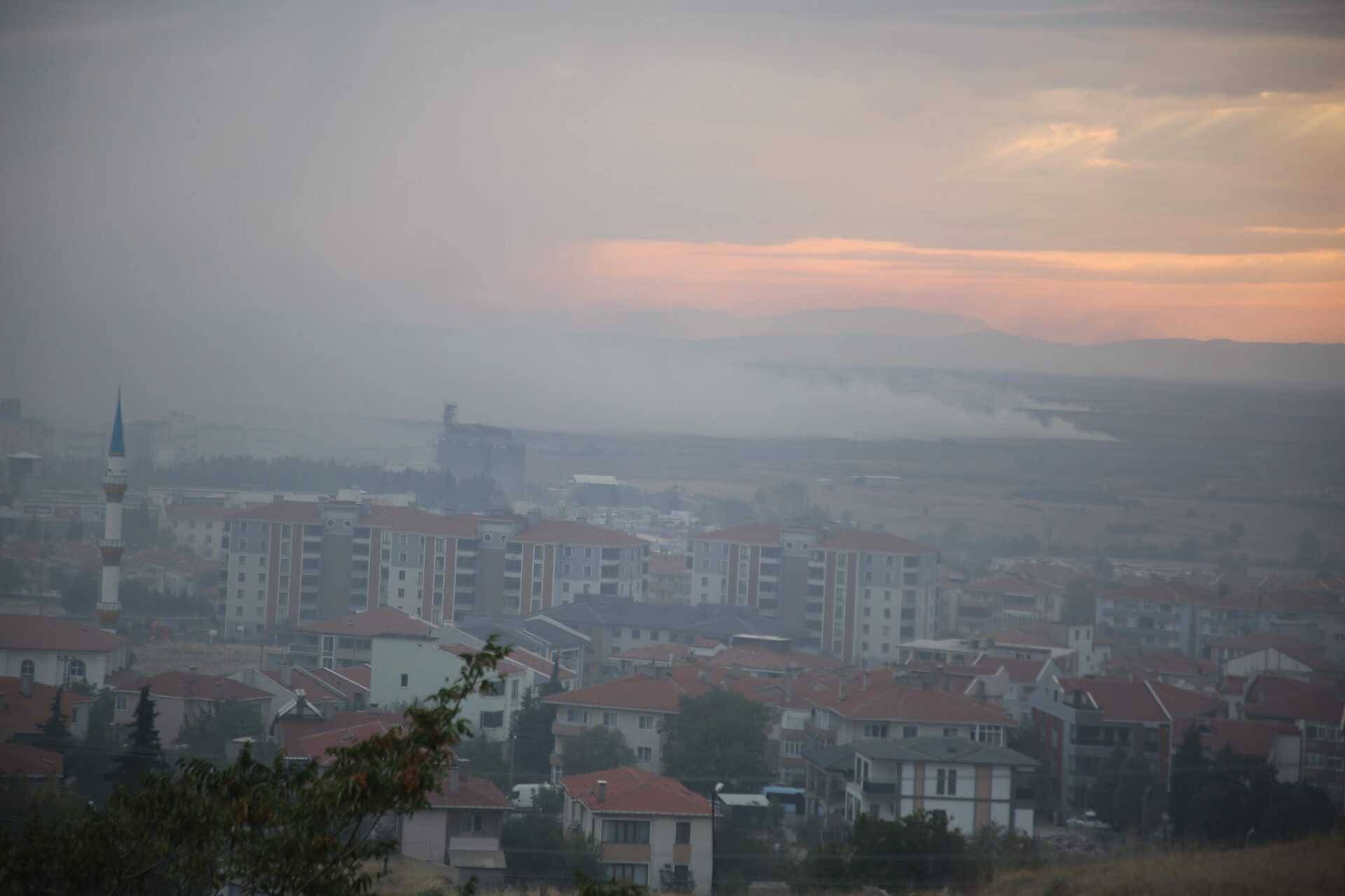 Yakılan anızlar, ilçeyi duman altında bıraktı Yakılan anızlar, ilçeyi duman altında bıraktı