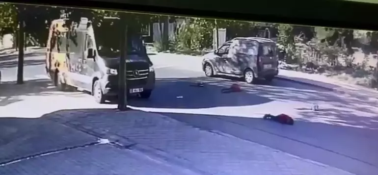 Yaya Geçidinde Anne ile İkizlerine Çarptı Yaya Geçidinde Anne ile İkizlerine Çarptı