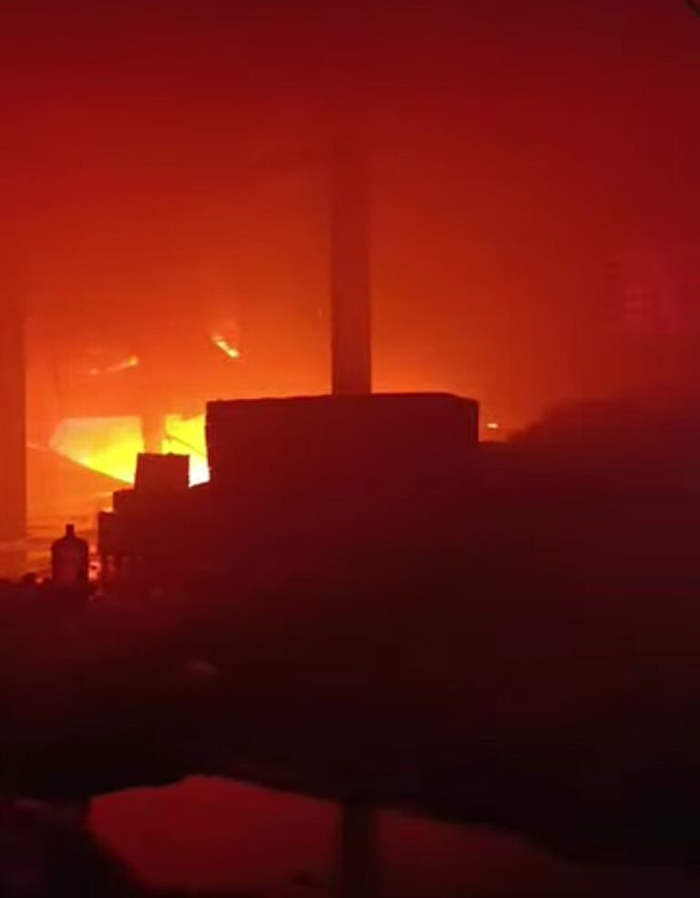 Tekstil Fabrikasında Yangın: Söndürme Çalışmaları Devam Ediyor