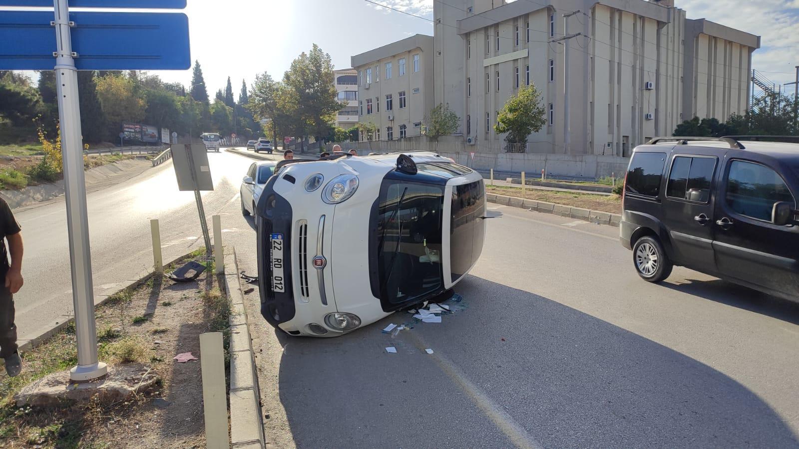 Beton refüje çarpan otomobil devrildi: 1 yaralı Beton refüje çarpan otomobil devrildi: 1 yaralı