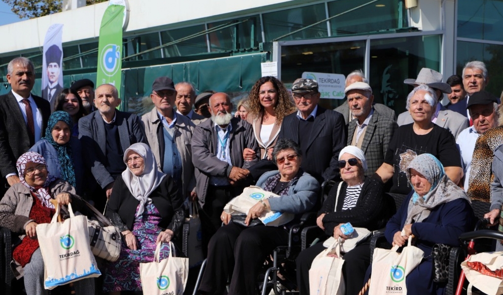 BÜYÜKŞEHİR’DEN BÜYÜKLERİMİZ İÇİN ANLAMLI ETKİNLİK BÜYÜKŞEHİR’DEN BÜYÜKLERİMİZ İÇİN ANLAMLI ETKİNLİK