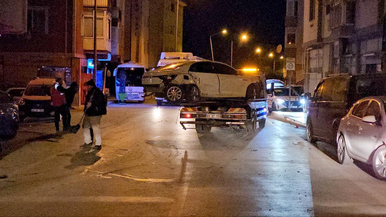 Çarpışan otomobillerin sürücüleri alkollü çıktı Çarpışan otomobillerin sürücüleri alkollü çıktı