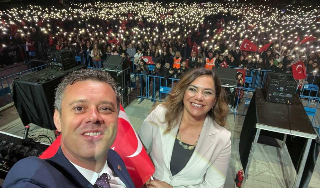 ÇORLULULARIN CUMHURİYET COŞKUSU MANGA KONSERİYLE DORUĞA ULAŞTI ÇORLULULARIN CUMHURİYET COŞKUSU MANGA KONSERİYLE DORUĞA ULAŞTI