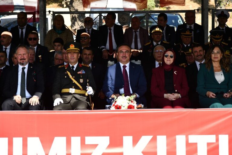 Cumhuriyetimizin 101. Yılı Vatandaşlarımızın Yoğun Katılımıyla Sahilde Düzenlenen Törenle Kutlandı