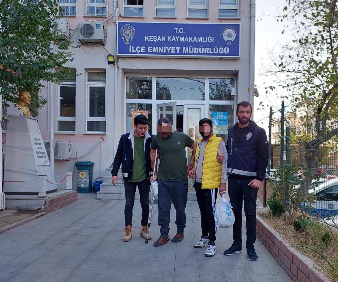 Edirne’de aranma kaydı bulunan 2 kişi yakalandı Edirne’de aranma kaydı bulunan 2 kişi yakalandı