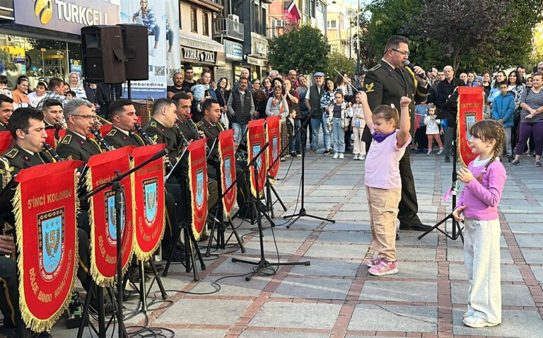 Edirne’de askeri bandonun 29 Ekim konserinde çocuklar şeflik yaptı