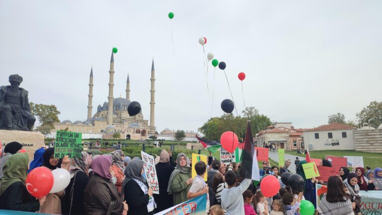 Edirne’de balonlar Filistin için gökyüzüne bırakıldı
