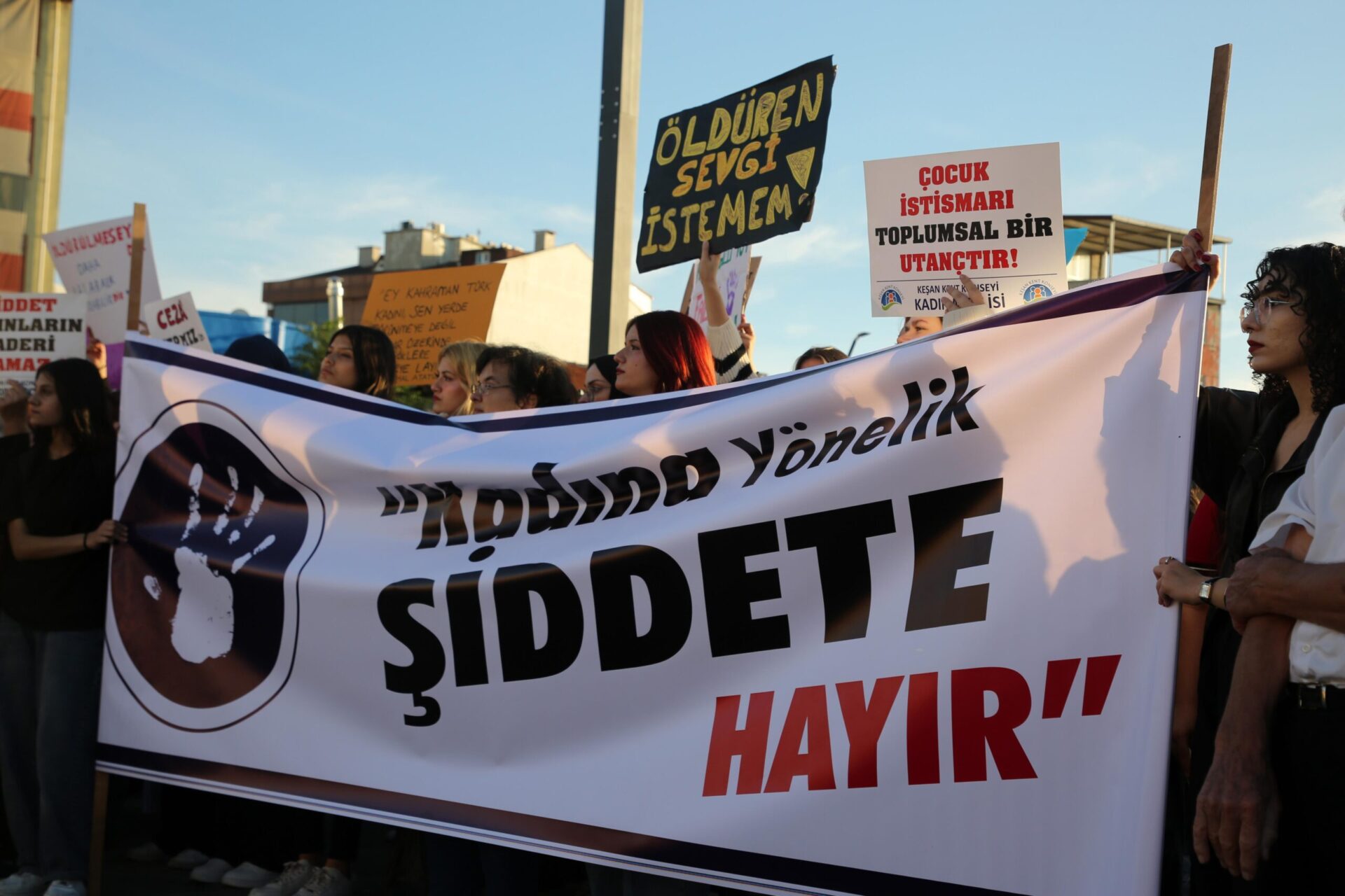 Edirne’de kadınlar, siyah giyerek kadın, çocuk ve hayvanlara şiddeti protesto etti Edirne’de kadınlar, siyah giyerek kadın, çocuk ve hayvanlara şiddeti protesto etti