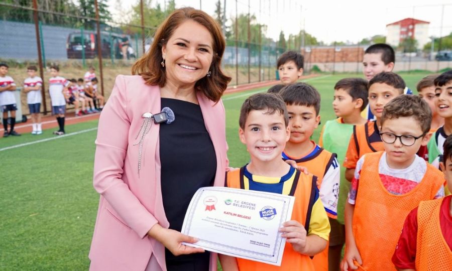 Ergene Belediyesi Yaz Futbol Kursu Tamamlandı: Geleceğin Futbolcularına Sertifikaları Müge Başkan’ımızdan Ergene Belediyesi Yaz Futbol Kursu Tamamlandı: Geleceğin Futbolcularına Sertifikaları Müge Başkan’ımızdan