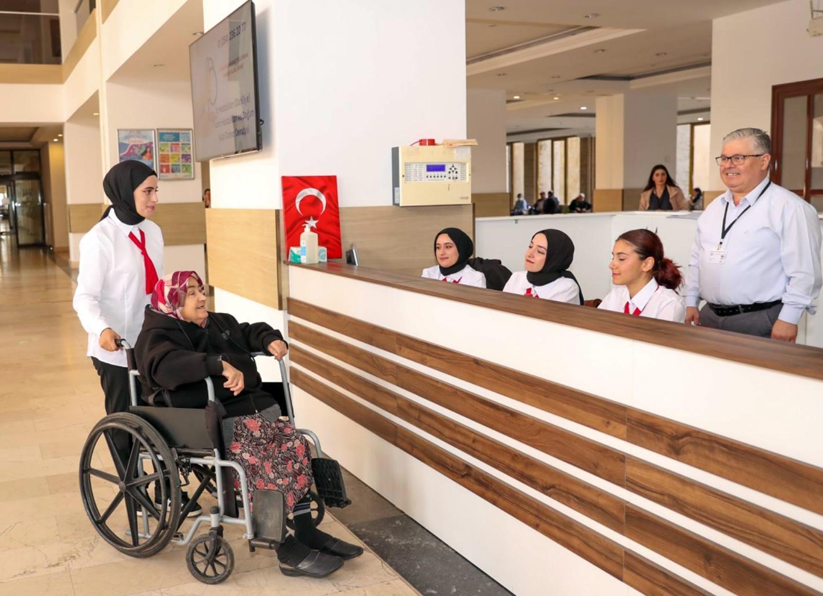 Fakülte hastanesinde 63 öğrenci, hastalara refakatçi oldu Fakülte hastanesinde 63 öğrenci, hastalara refakatçi oldu