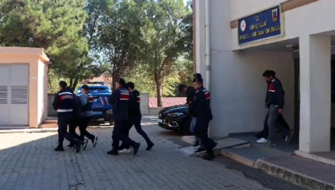 Göçmen kaçakçılarına operasyon; 3 tutuklama Göçmen kaçakçılarına operasyon; 3 tutuklama