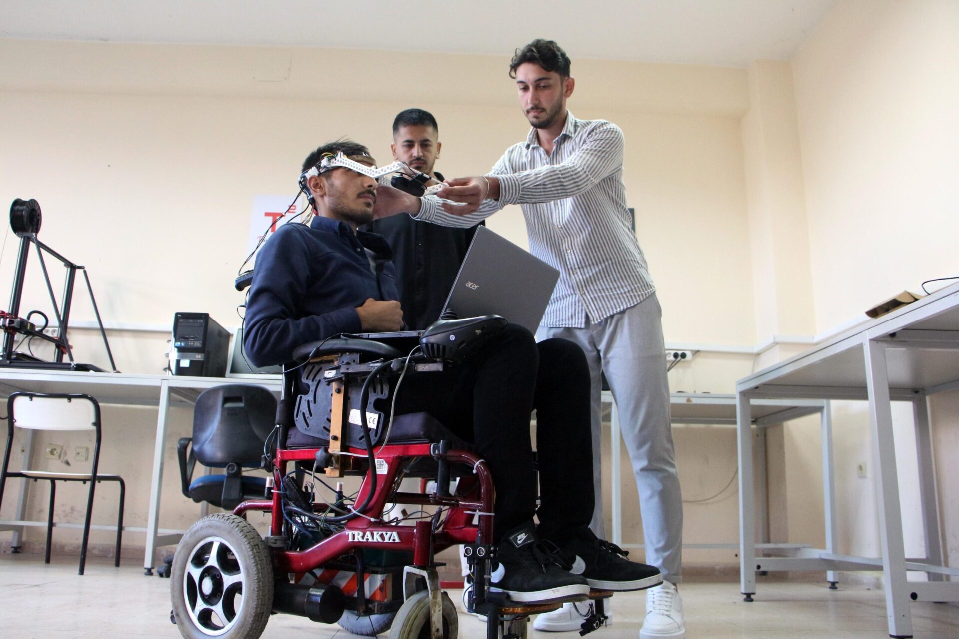Göz bebeğiyle kontrol edilen elektrikli sandalye geliştirdiler Göz bebeğiyle kontrol edilen elektrikli sandalye geliştirdiler
