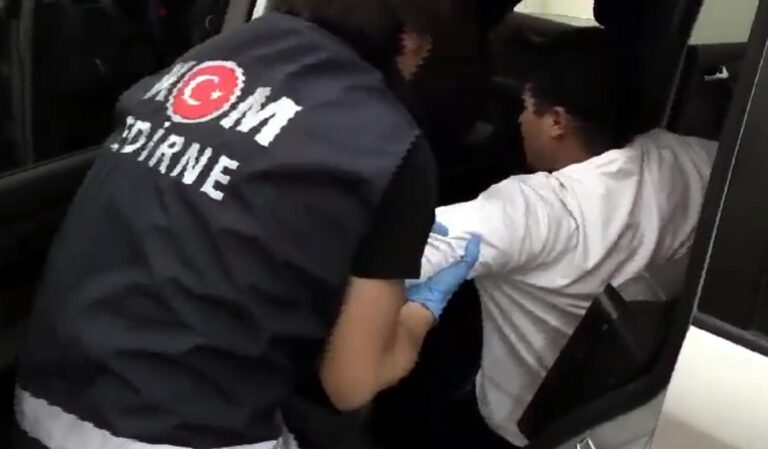 Kapıkule’de otomobilin koltuğunun altında 2 kaçak göçmen yakalandı